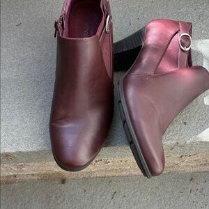 Croft & Barrow Ortholite Cranberry Ankle Booties Size 7.5 Block Heel NWOB